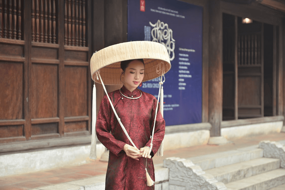 The Ba Tam hat has a shape similar to an umbrella or mushroom cap, with a flat top and wide brim (Source: Pexels)